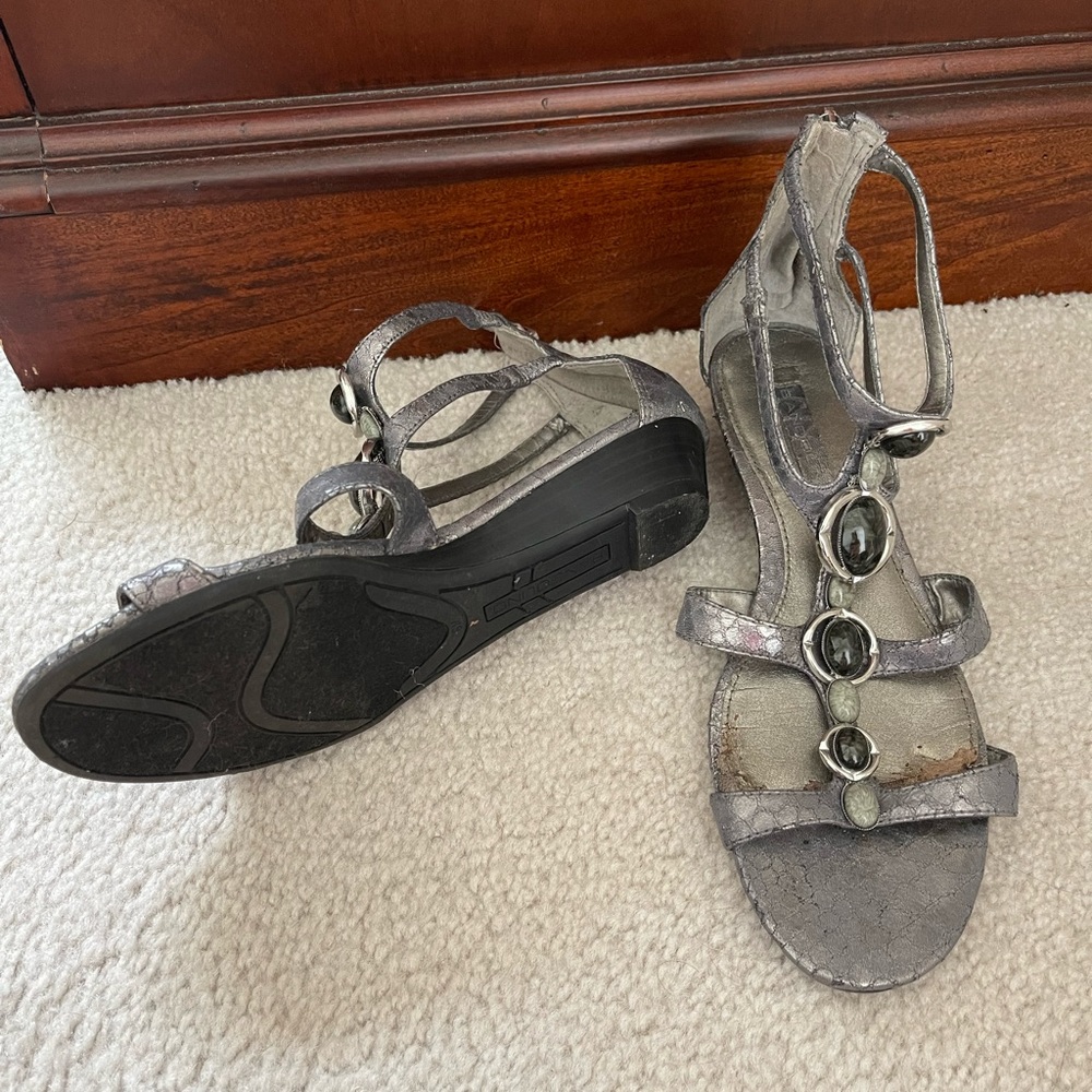 Bandolino zippered jeweled shoes - Picture 2 of 4